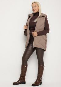 Born2be - Ciemnobeżowa Przejściowa Kamizelka z Pikowanymi Przeszyciami i Kapturem Fesolira. Okazja: na co dzień. Kolekcja: plus size. Kolor: beżowy. Materiał: jeans. Styl: casual, sportowy #7