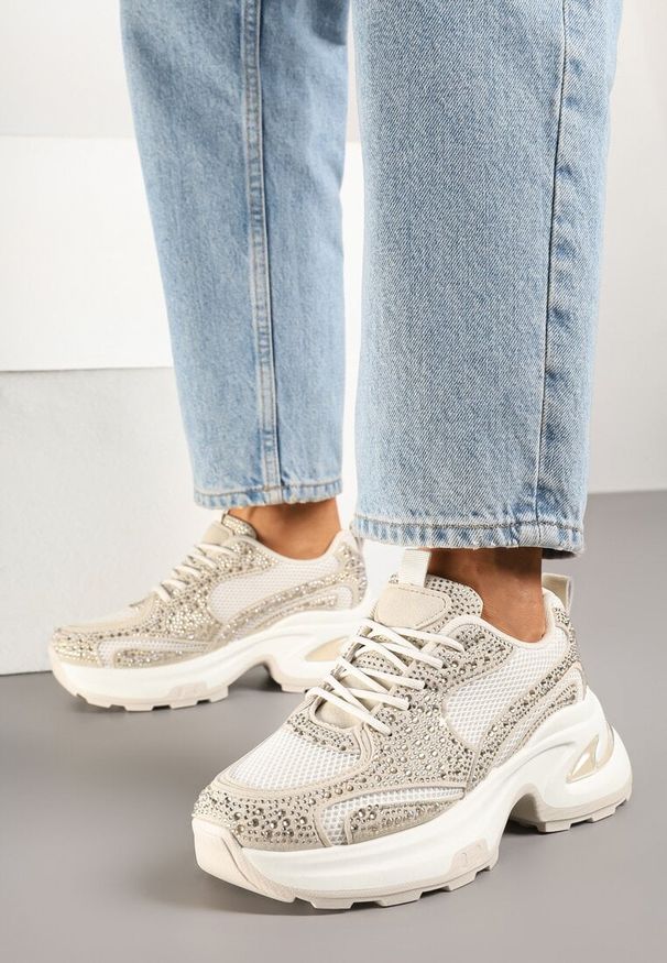 Born2be - Beżowe Sneakersy na Grubej Tłoczonej Podeszwie z Cyrkoniami Kornelva. Okazja: na co dzień. Zapięcie: sznurówki. Kolor: beżowy. Materiał: jeans