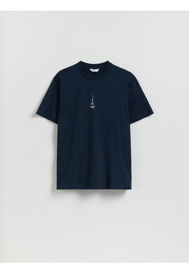 Reserved - T-shirt regular z nadrukiem - granatowy. Kolor: niebieski. Materiał: dzianina, bawełna. Wzór: nadruk