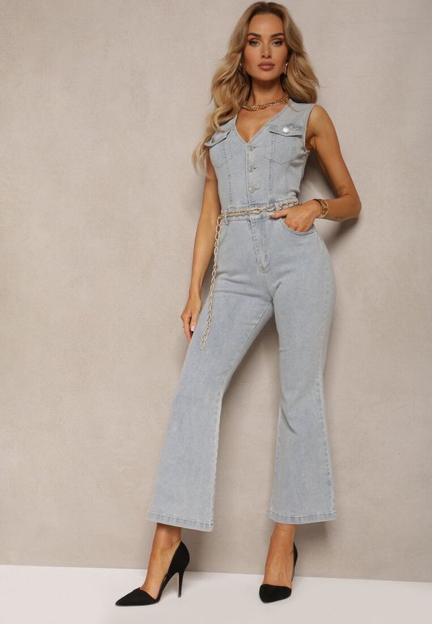 Renee - Jasnoniebieski Taliowany Jeansowy Kombinezon z Bawełny z Dzwonami z Guzikami i Imitacją Kieszeni Abnelia. Kolor: niebieski. Materiał: bawełna, jeans. Styl: retro, elegancki
