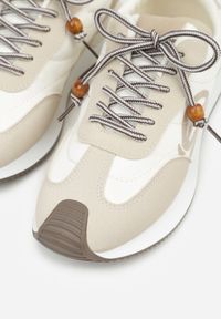 Renee - Beżowe Sneakersy Ozdobione Geometrycznym Motywem Phiaronei. Okazja: na co dzień. Kolor: beżowy. Materiał: jeans. Wzór: geometria, aplikacja #2