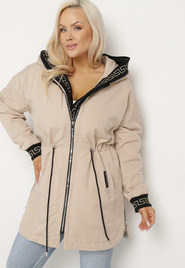 Born2be - Beżowa Kurtka Parka z Kapturem Ściągana w Talii Troczkami Velamira. Typ kołnierza: kaptur. Kolor: beżowy. Materiał: tkanina