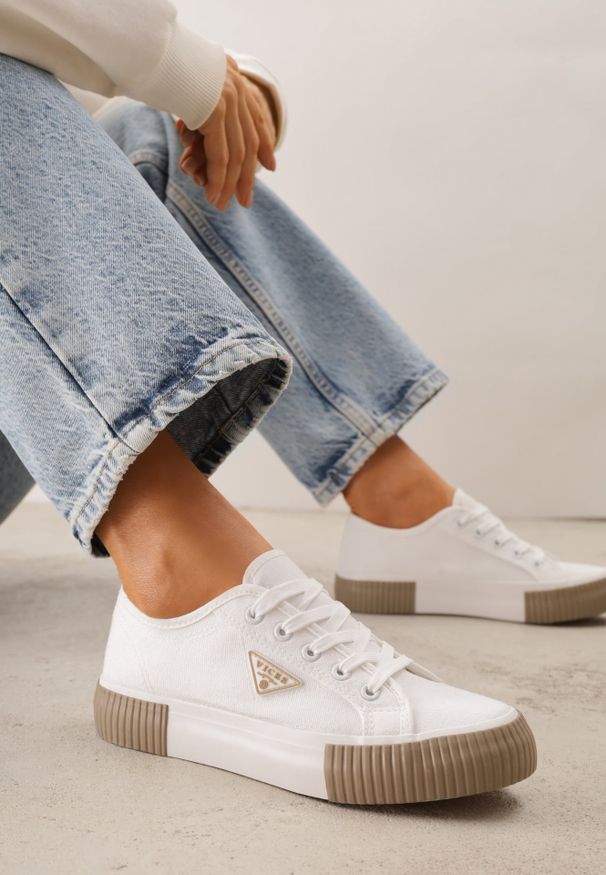 Renee - Biało-Beżowe Trampki VICES na Żłobionej Platformie Zdobione Trójkątną Aplikacją Lorerina. Nosek buta: okrągły. Zapięcie: sznurówki. Kolor: biały. Materiał: materiał. Wzór: aplikacja. Obcas: na platformie. Wysokość obcasa: niski