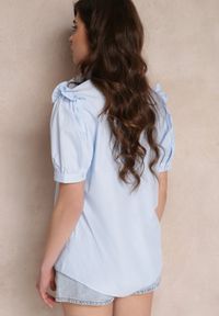 Renee - Niebieska Koszula z Koronkowym Kołnierzykiem i Falbankami przy Ramionach Daphanie. Typ kołnierza: kołnierz z falbankami. Kolor: niebieski. Materiał: koronka. Styl: klasyczny