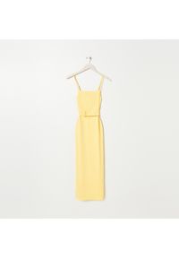 Sinsay - Prążkowana sukienka z paskiem - Żółty. Kolor: żółty. Materiał: prążkowany #1