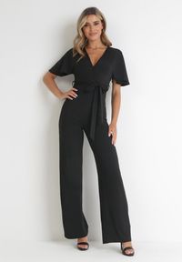 Born2be - Czarny Długi Kombinezon z Kopertowym Dekoltem i Ozdobnym Wiązaniem Abrarani. Okazja: na spotkanie biznesowe. Kolor: czarny. Długość: długie. Styl: biznesowy, elegancki #3
