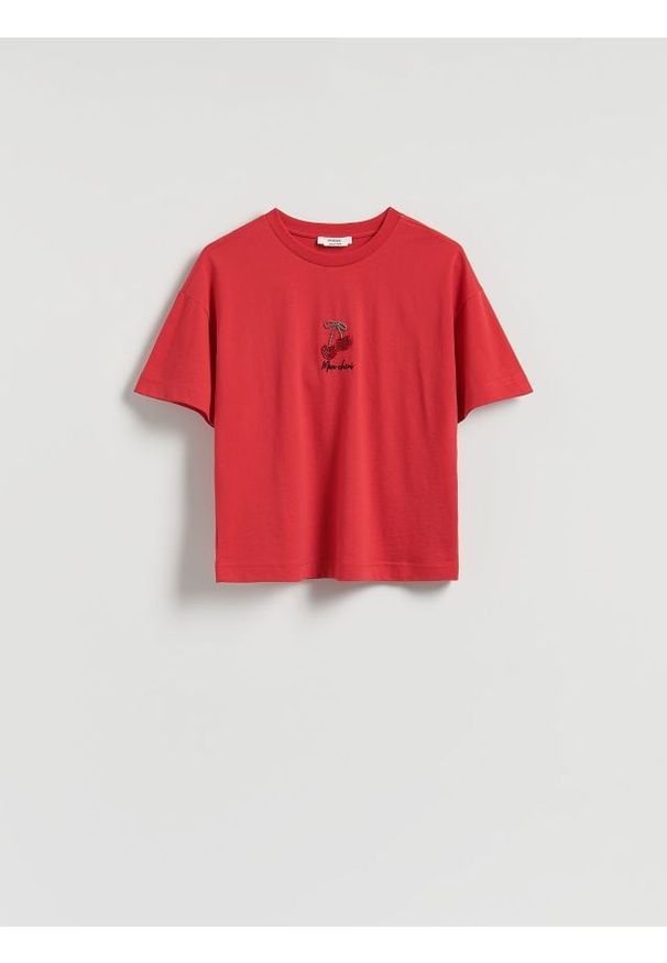 Reserved - T-shirt z aplikacją - czerwony. Kolor: czerwony. Materiał: dzianina, bawełna. Wzór: aplikacja. Styl: klasyczny