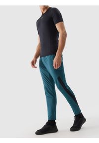 4f - Spodnie treningowe szybkoschnące męskie - morska zieleń. Kolor: turkusowy. Materiał: syntetyk, elastan, materiał, włókno, dzianina. Wzór: ze splotem. Sport: fitness