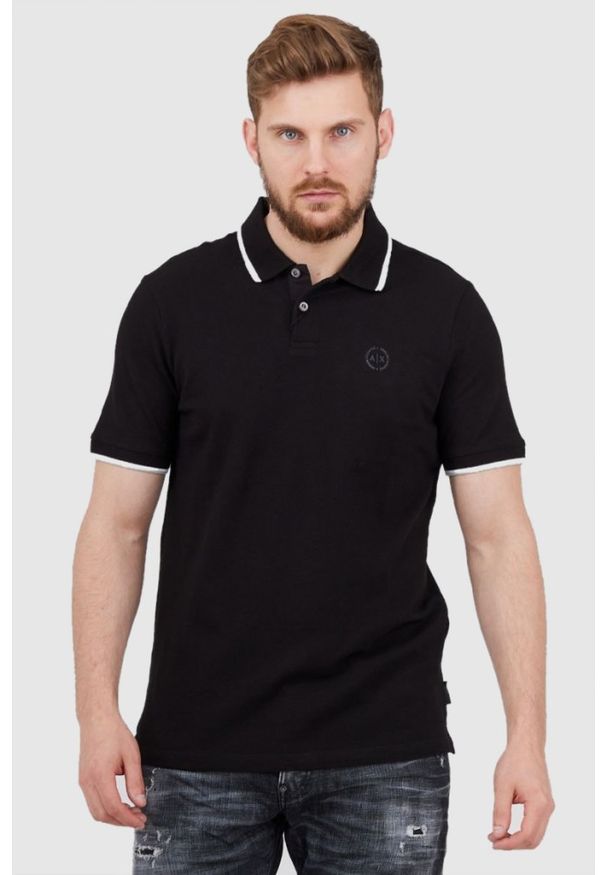 Armani Exchange - ARMANI EXCHANGE Czarna koszulka polo z okrągłym logo. Typ kołnierza: polo. Kolor: czarny. Długość rękawa: krótki rękaw. Wzór: aplikacja