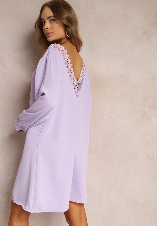 Renee - Fioletowa Sukienka Mini z Koronkową Wstawką i Długimi Rękawami Jood. Kolekcja: plus size. Kolor: fioletowy. Materiał: koronka. Długość rękawa: długi rękaw. Sezon: jesień, wiosna. Typ sukienki: dla puszystych, trapezowe. Długość: mini