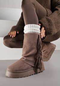 Renee - Jasnobrązowe Botki Śniegowce z Wywiniętą Cholewką Zdobioną Frędzlami Sewela. Okazja: na co dzień. Kolor: brązowy. Materiał: zamsz, jeans. Szerokość cholewki: normalna. Wzór: aplikacja. Styl: casual #4