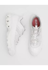 Burberry - BURBERRY - Białe sneakersy Arthur. Kolor: biały. Materiał: zamsz, guma, materiał, poliamid #2