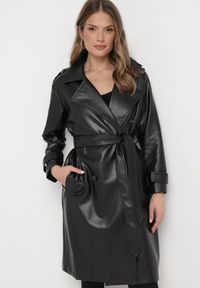 Born2be - Czarny Długi Płaszcz Trencz z Imitacji Skóry Wiązany w Pasie Lintia. Kolor: czarny. Materiał: skóra. Długość: długie. Wzór: paski. Styl: klasyczny #1