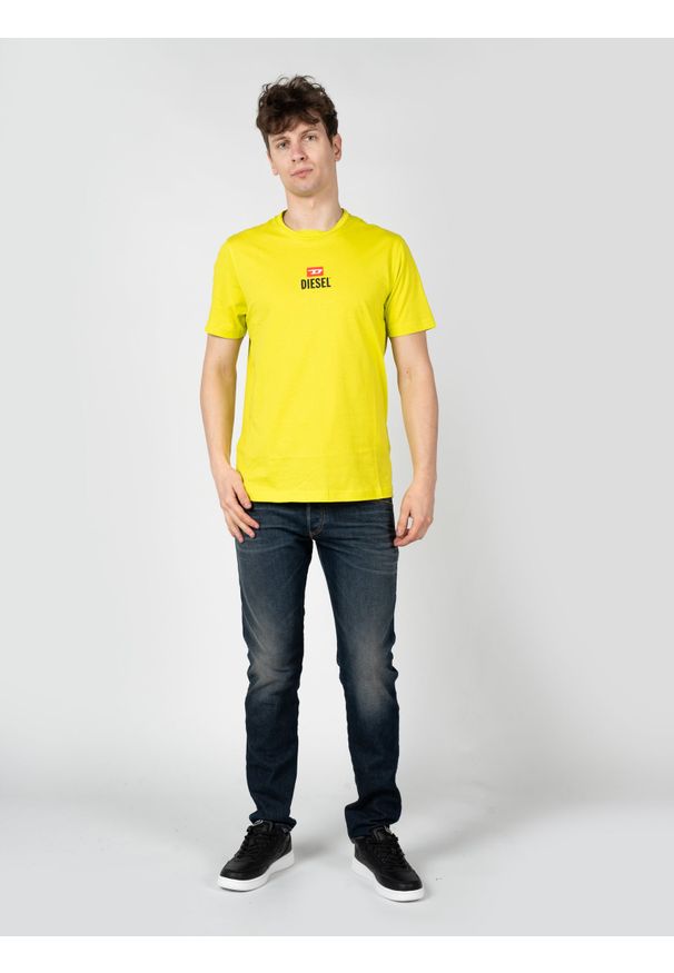 Diesel T-Shirt "T-Just" | A11184-RGRAI-5JE | Mężczyzna | Żółty. Okazja: na co dzień. Kolor: żółty. Materiał: bawełna. Wzór: nadruk. Styl: klasyczny, casual, elegancki