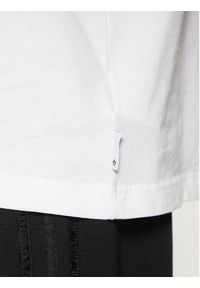 Adidas - adidas T-Shirt Trefoil Series Fashion Elevated Tee JD0665 Biały Regular Fit. Kolor: biały. Materiał: bawełna #5