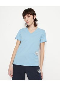 Armani Exchange - ARMANI EXCHANGE - Niebieski bawełniany T-shirt w serek. Typ kołnierza: dekolt w serek. Kolor: niebieski. Materiał: bawełna. Wzór: aplikacja