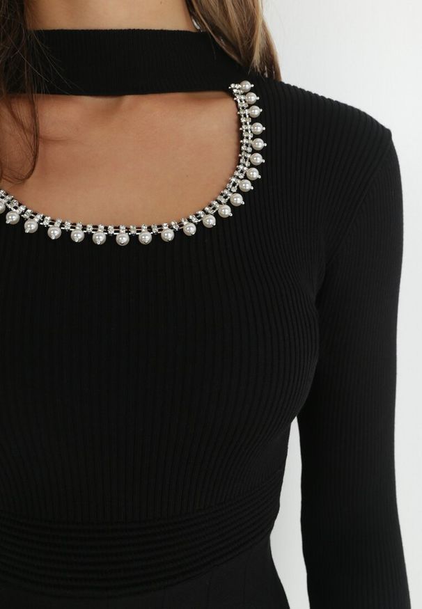 Born2be - Czarna Sukienka z Wycięciem przy Dekolcie z Cyrkoniami i Perłami Vari. Kolor: czarny. Materiał: wiskoza, tkanina, dzianina. Długość rękawa: długi rękaw. Styl: elegancki