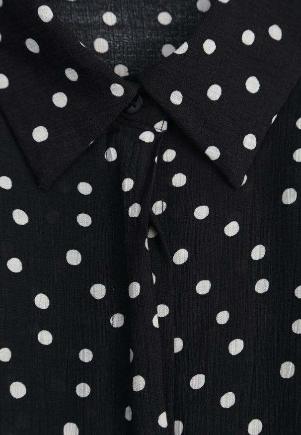 Born2be - Czarna Koszulowa Sukienka z Wiskozy w Groszki z Wiązanym Paskiem w Talii Heless. Okazja: na co dzień, na spacer. Kolor: czarny. Materiał: wiskoza. Wzór: grochy. Typ sukienki: koszulowe. Styl: retro, klasyczny, casual