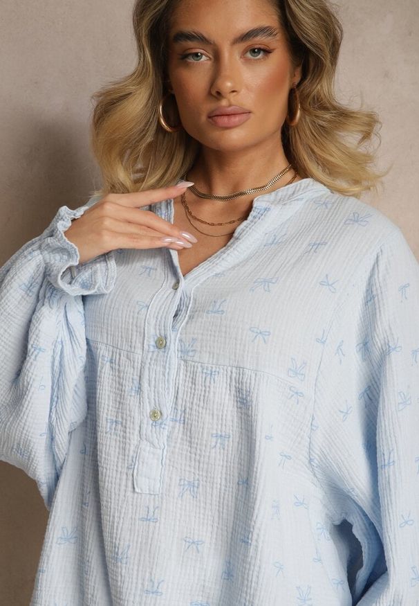 Renee - Jasnoniebieska Bawełniana Bluzka z Motywem Kokardek i Falbankami Reilitta. Okazja: na co dzień. Typ kołnierza: kokarda, kołnierz z falbankami. Kolor: niebieski. Materiał: bawełna. Styl: casual, elegancki