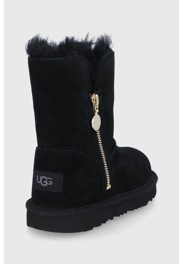 Ugg - UGG Śniegowce zamszowe dziecięce Bailey Zip Short kolor czarny. Nosek buta: okrągły. Kolor: czarny. Materiał: zamsz. Szerokość cholewki: normalna