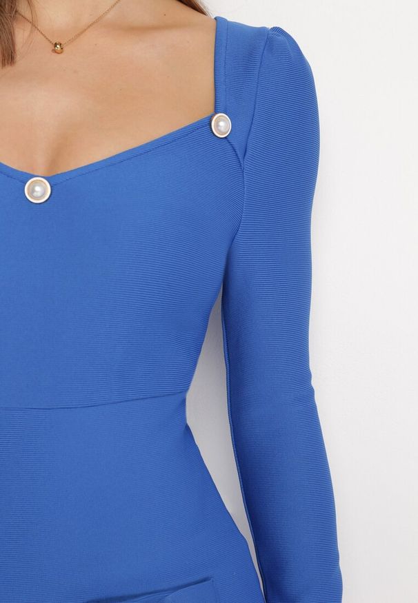 Born2be - Niebieska Sukienka Dopasowana z Perłami i Długim Rękawem Juhisa. Typ kołnierza: dekolt kwadratowy. Kolor: niebieski. Długość rękawa: długi rękaw. Typ sukienki: dopasowane. Długość: mini