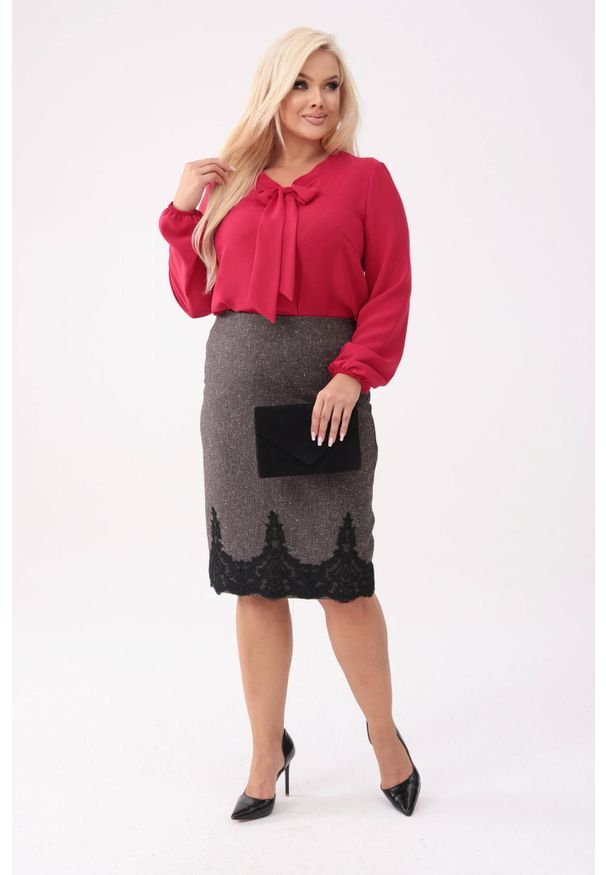 Moda Size Plus Iwanek - Ołówkowa spódnica Victoria - klasyka z nutą elegancji PLUS SIZE XXL. Okazja: do pracy, na imprezę. Kolekcja: plus size. Materiał: koronka, tkanina, poliester, elastan. Długość: krótkie. Wzór: aplikacja. Styl: elegancki