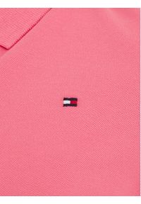 TOMMY HILFIGER - Tommy Hilfiger Sukienka codzienna Essential KG0KG07777 Różowy Regular Fit. Okazja: na co dzień. Kolor: różowy. Materiał: bawełna. Typ sukienki: proste. Styl: casual #4