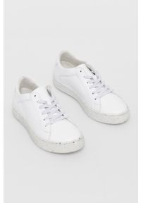 Wojas Buty kolor biały na płaskiej podeszwie. Nosek buta: okrągły. Zapięcie: sznurówki. Kolor: biały. Materiał: kauczuk, syntetyk. Szerokość cholewki: normalna. Obcas: na płaskiej podeszwie