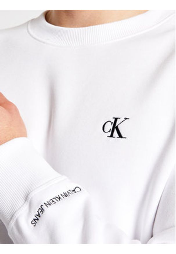 Calvin Klein Jeans Bluza Embroidered Logo J30J314536 Biały Regular Fit. Kolor: biały. Materiał: syntetyk, bawełna