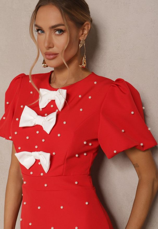 Renee - Czerwona Sukienka Dopasowana z Perełkami i Kokardkami Sovmoi. Okazja: na co dzień. Typ kołnierza: kokarda. Kolor: czerwony. Długość rękawa: krótki rękaw. Typ sukienki: dopasowane. Styl: casual