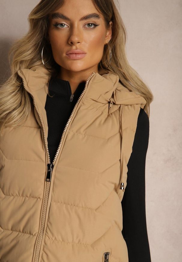 Renee - Jasnobeżowa Kamizelka Pikowana Zapinana na Suwak Ozdobiona Kapturem i Sznurkami Finaria. Okazja: na co dzień. Kolor: beżowy. Materiał: jeans. Wzór: aplikacja. Styl: casual, elegancki