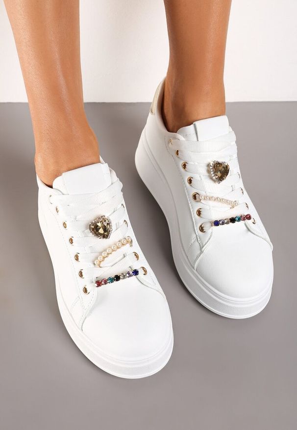 Born2be - Białe Sneakersy na Grubej Podeszwie z Ozdobami przy Sznurówkach Ellajoy. Kolor: biały. Materiał: jeans. Wzór: aplikacja