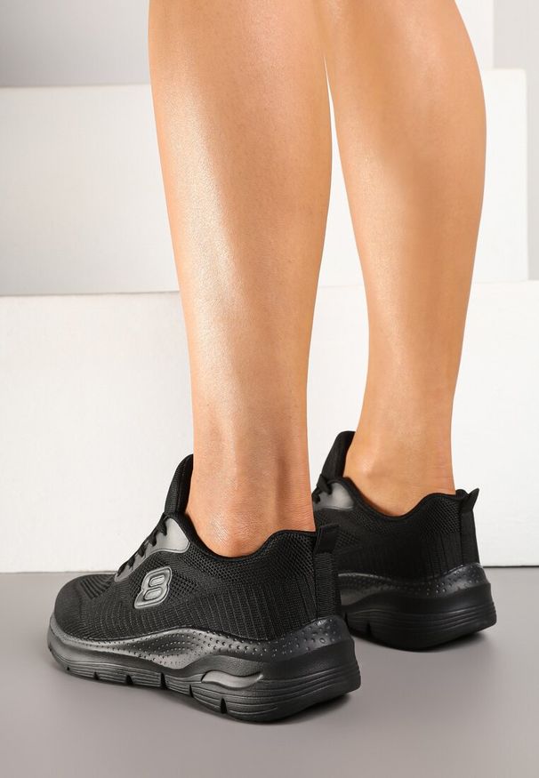 Renee - Czarne Siateczkowe Buty Sportowe Sneakersy na Piankowej Podeszwie Zdobione Aplikacją Sonessa. Okazja: na co dzień. Kolor: czarny. Materiał: koronka, jeans. Wzór: aplikacja