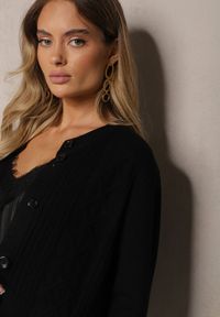 Renee - Czarny Casualowy Kardigan z Bawełną z Kieszonkami Ozdobiony Tłoczeniem Mevanille. Okazja: na co dzień. Kolor: czarny. Materiał: bawełna. Długość rękawa: długi rękaw. Długość: długie. Wzór: aplikacja. Styl: casual #4