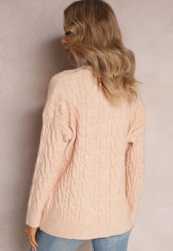 Renee - Jasnopomarańczowy Sweter z Okrągłym Dekoltem i Splotem w Warkocze Dawnitta. Kolor: pomarańczowy. Materiał: tkanina, dzianina. Długość rękawa: długi rękaw. Długość: długie. Wzór: ze splotem. Styl: klasyczny