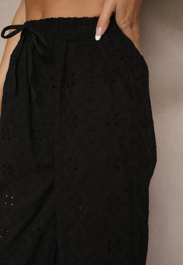 Renee - Czarne Spodnie High Waist z Bawełnianej Tkaniny Zdobionej Haftem Mevirona. Okazja: na co dzień. Stan: podwyższony. Kolor: czarny. Materiał: tkanina, bawełna. Wzór: aplikacja, haft. Styl: elegancki, casual