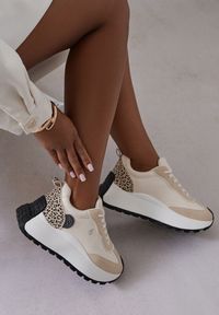 Renee - Beżowe Sneakersy Vices na Platformie Ozdobione Naszywką i Panterką Selothiel. Okazja: na co dzień. Kolor: beżowy. Materiał: jeans. Wzór: aplikacja, motyw zwierzęcy. Obcas: na platformie