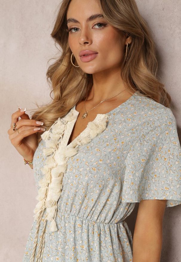 Renee - Jasnoniebieska Sukienka Boho z Chwostami i Ażurowymi Zdobieniami Poniti. Kolor: niebieski. Długość rękawa: krótki rękaw. Wzór: aplikacja, ażurowy. Typ sukienki: rozkloszowane. Styl: boho. Długość: maxi