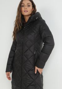 Born2be - Czarna Kurtka za Kolano Pikowana Viphee. Kolor: czarny. Materiał: materiał. Sezon: zima, jesień #2