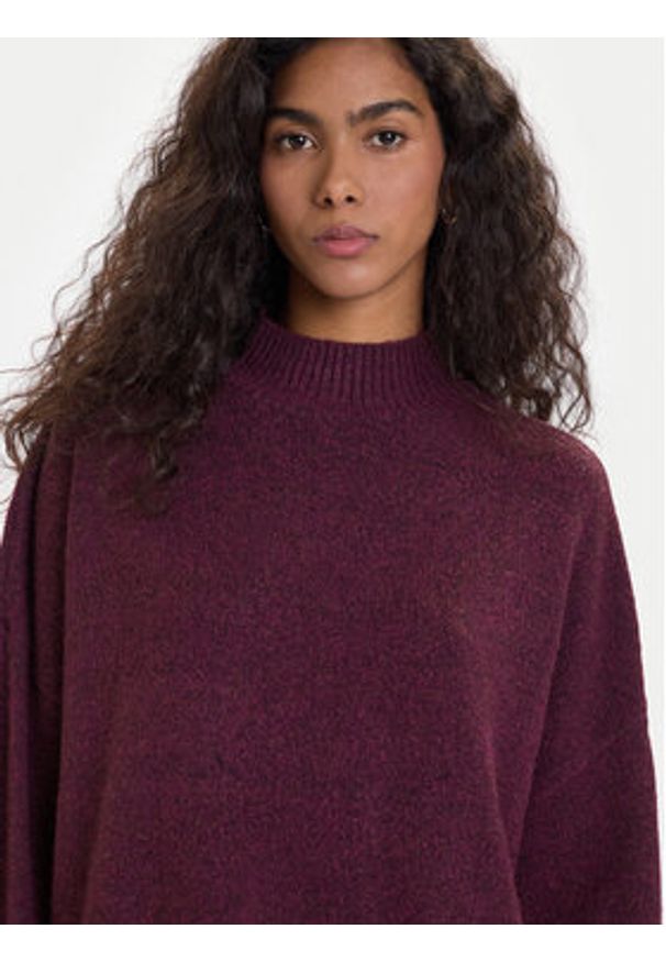 Vero Moda Sweter Plaza 10290784 Fioletowy Loose Fit. Kolor: fioletowy. Materiał: syntetyk