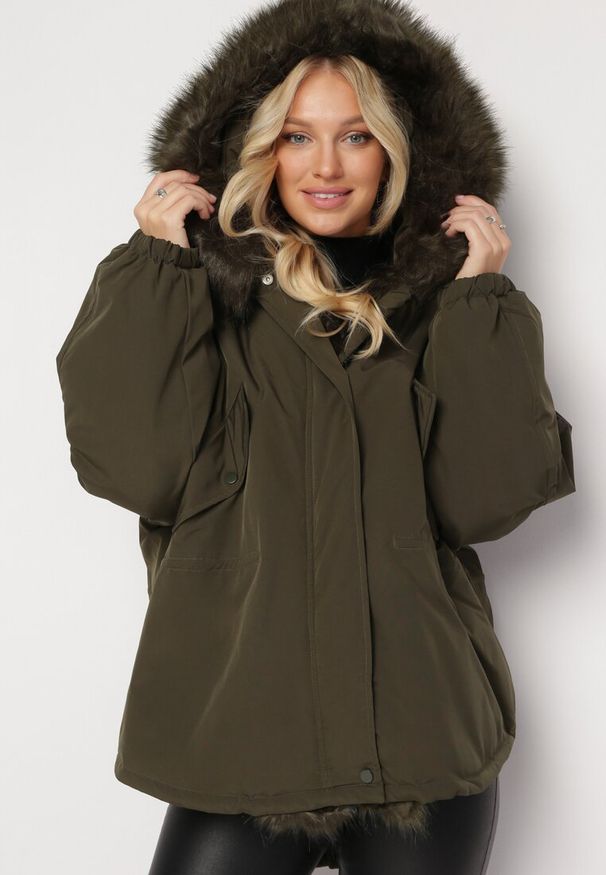 Born2be - Ciemnozielona Kurtka Parka Oversize z Futerkiem Mitto. Kolor: zielony. Materiał: futro. Długość rękawa: długi rękaw. Długość: długie. Sezon: zima, jesień. Styl: elegancki, klasyczny