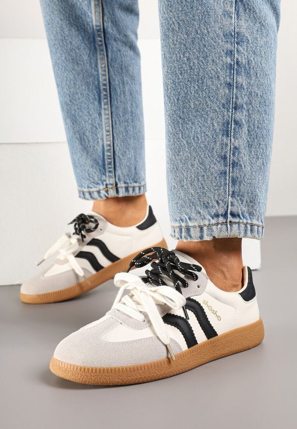Renee - Beżowo-Czarne Sneakersy Kultowe Tenisówki z Dodatkowymi Sznurowadłami Zarinoa. Okazja: na co dzień. Kolor: beżowy. Materiał: jeans. Obcas: na płaskiej podeszwie