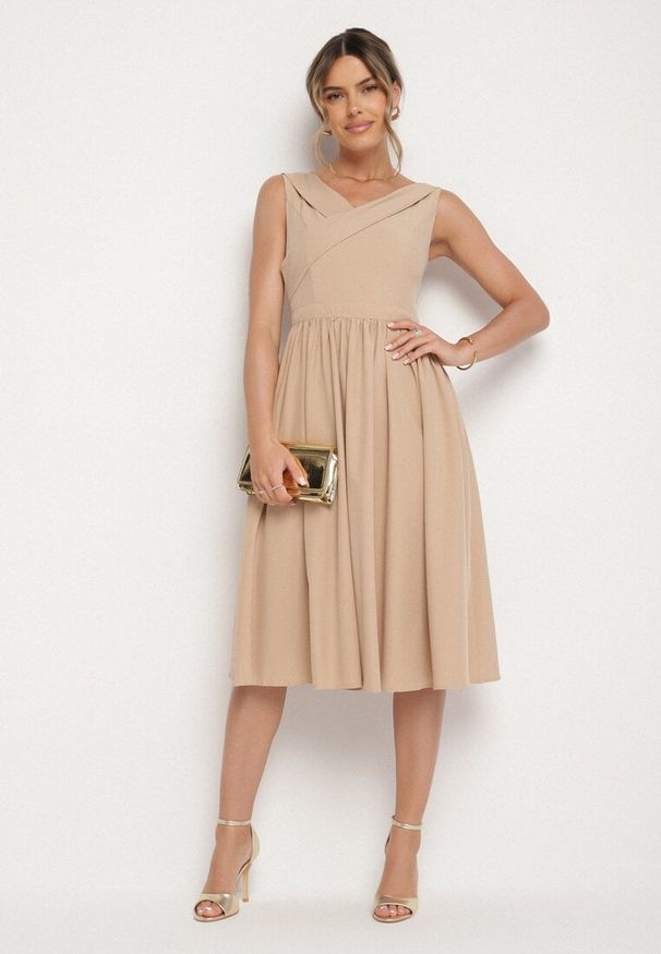 Born2be - Beżowa Klasyczna Rozkloszowana Sukienka Vices Tolissela. Okazja: na co dzień. Kolor: beżowy. Wzór: gładki, aplikacja. Styl: klasyczny