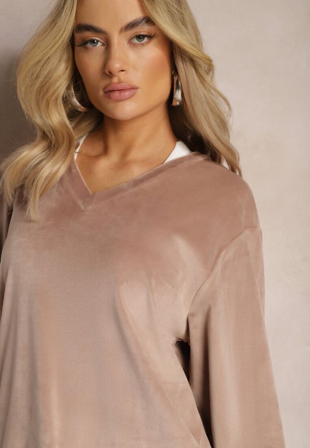 Renee - Beżowy Komplet Dresowy z Weluru Luźna Bluza z Dekoltem w V i Elastyczne Spodnie z Kieszeniami Esparkia. Kolor: beżowy. Materiał: dresówka, welur