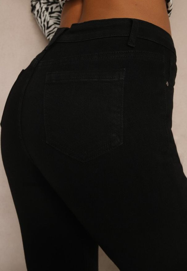 Renee - Czarne Jeansy Regular Waist o Fasonie Flare Vemia. Okazja: na co dzień, na imprezę. Stan: podwyższony. Kolor: czarny. Styl: casual, elegancki, klasyczny