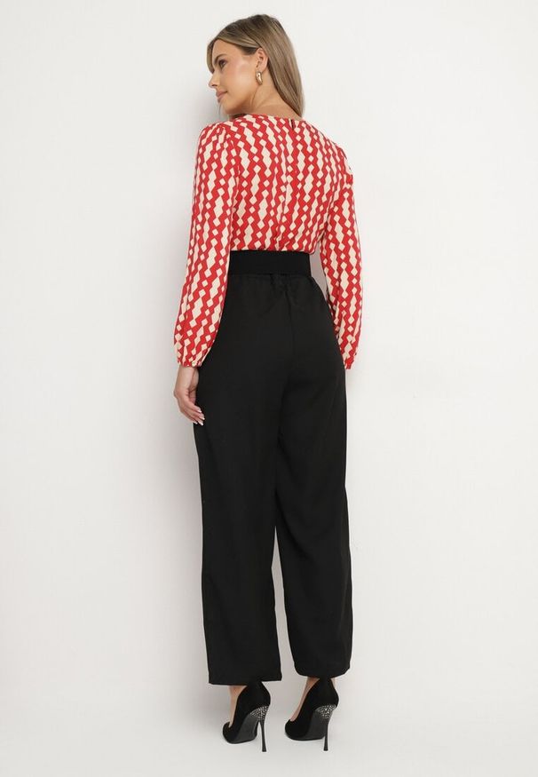 Born2be - Czerwono-Czarny Wzorzysty Kombinezon Kopertowy z Prostymi Nogawkami i Elastycznym Paskiem Tinadorae. Okazja: na co dzień. Kolor: czerwony. Długość rękawa: długi rękaw. Długość: długie. Styl: casual, elegancki