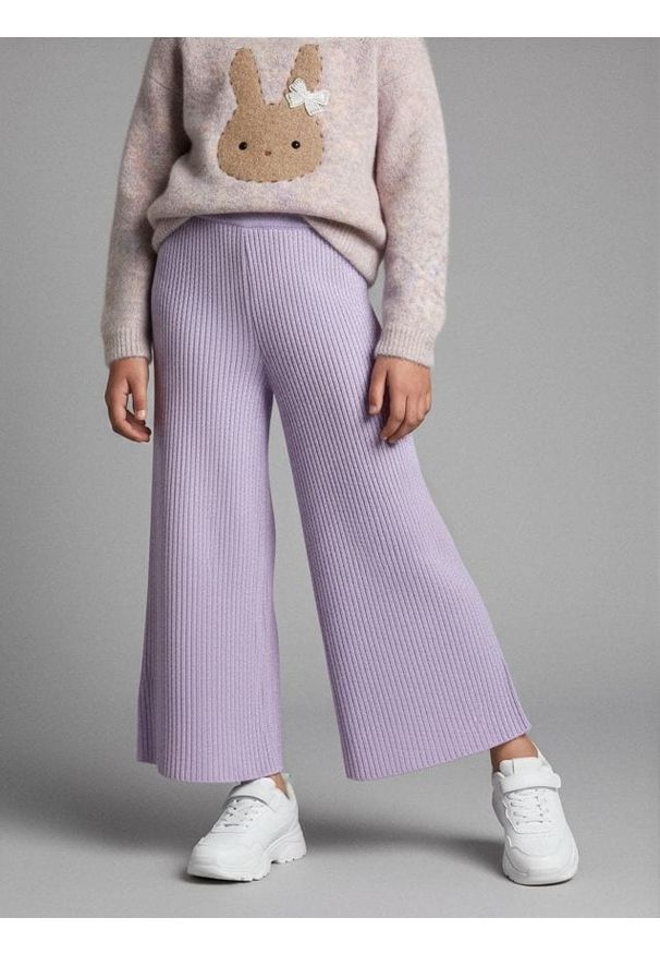 Sinsay - Prążkowane spodnie wide leg - fioletowy. Kolor: fioletowy. Materiał: prążkowany
