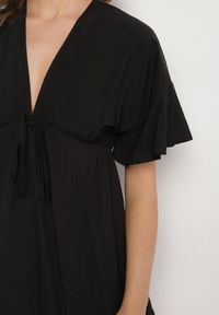 Born2be - Czarna Nietoperzowa Sukienka z Wiskozą o Rozkloszowanym Kroju z Falbanką Tullimi. Okazja: na co dzień. Typ kołnierza: dekolt w kształcie V. Kolor: czarny. Materiał: wiskoza. Styl: elegancki, casual #4