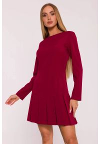 MOE - Elegancka krótka sukienka trapezowa z kontrafałdami bordowa. Kolor: niebieski, czerwony, brązowy. Długość rękawa: długi rękaw. Typ sukienki: trapezowe. Styl: elegancki. Długość: mini #4