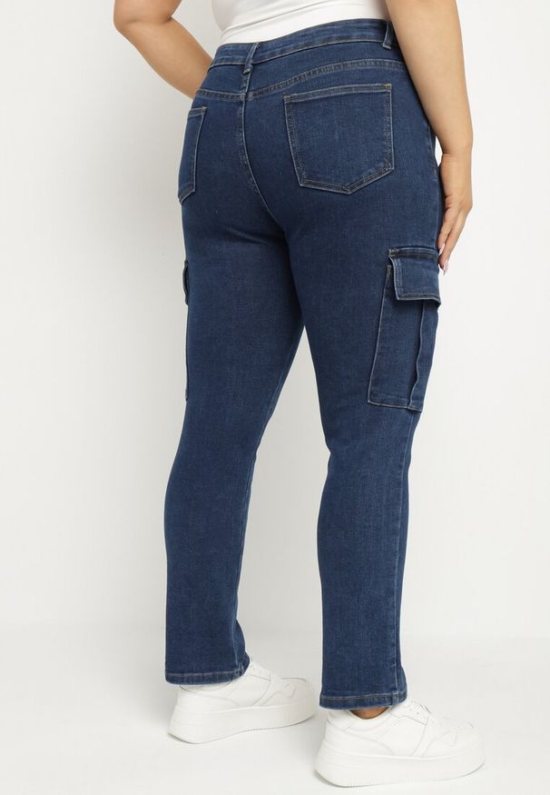 Born2be - Granatowe Jeansy Cargo Regular Waist o Prostym Kroju Belvila. Okazja: na co dzień. Kolor: niebieski. Styl: elegancki, casual